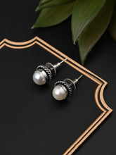 Silver Pearl stud earring