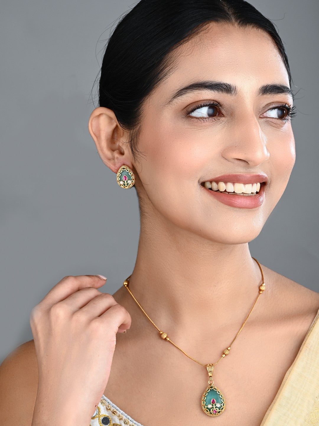 Tear drop Stone Kundan Pendant Necklace & Stud Earrings Set Green