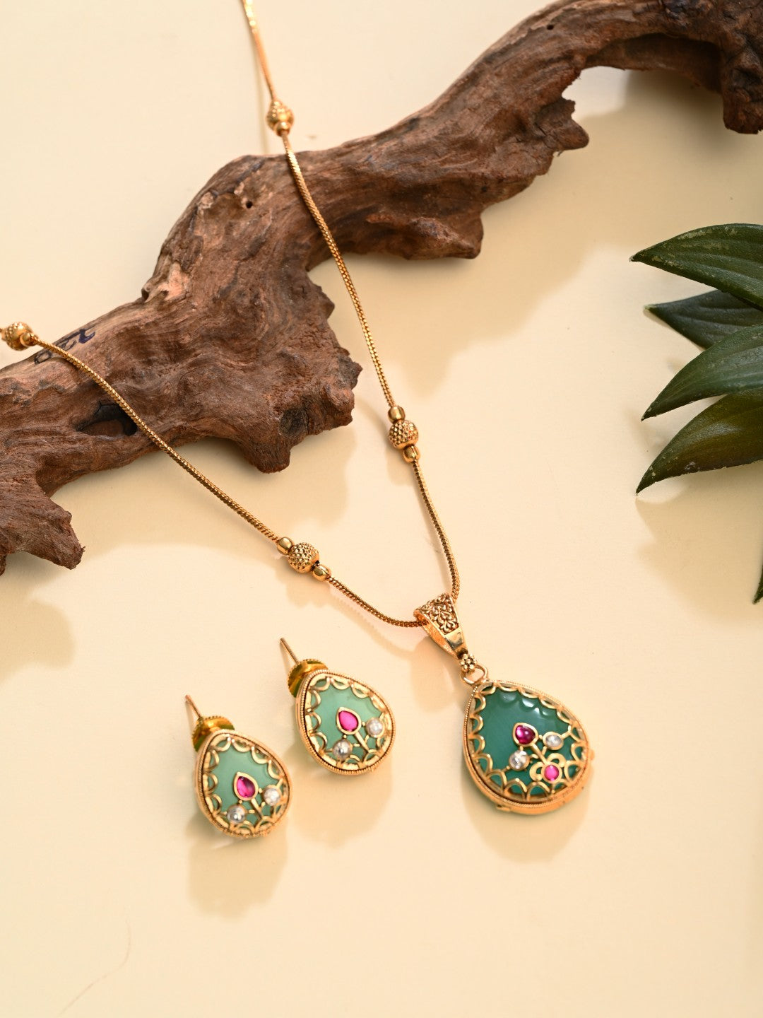 Tear drop Stone Kundan Pendant Necklace & Stud Earrings Set Green