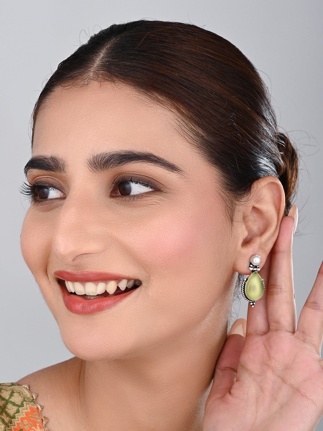 Pearl & Stone tear drop earring - Lime