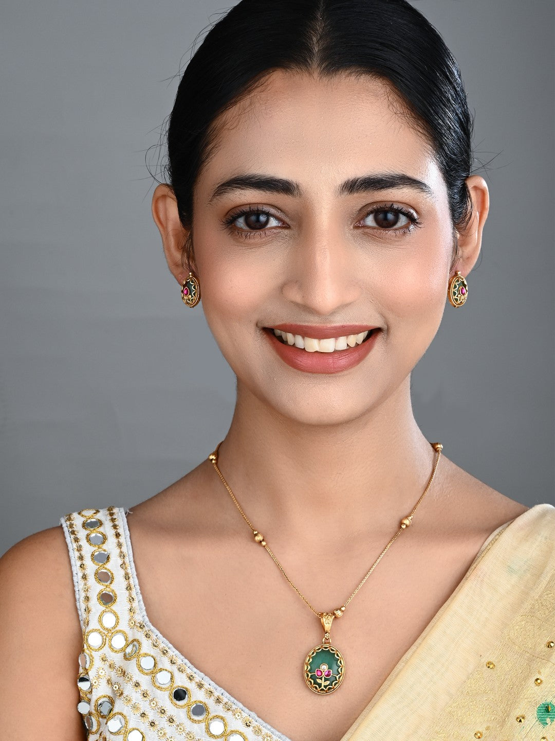 Floral Kundan Pendant Necklace & Stud Earrings Set