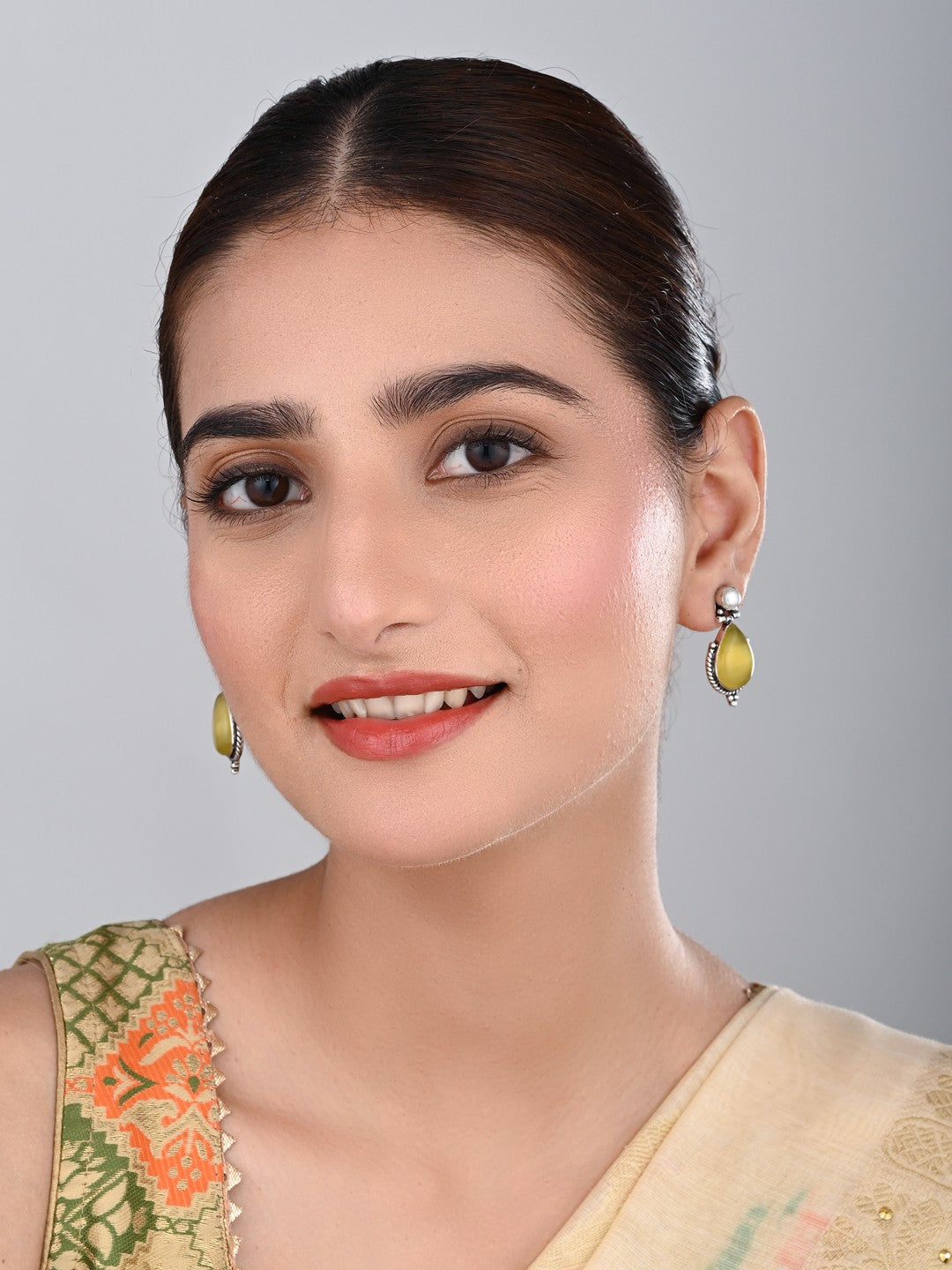 Pearl & Stone tear drop earring - Yellow