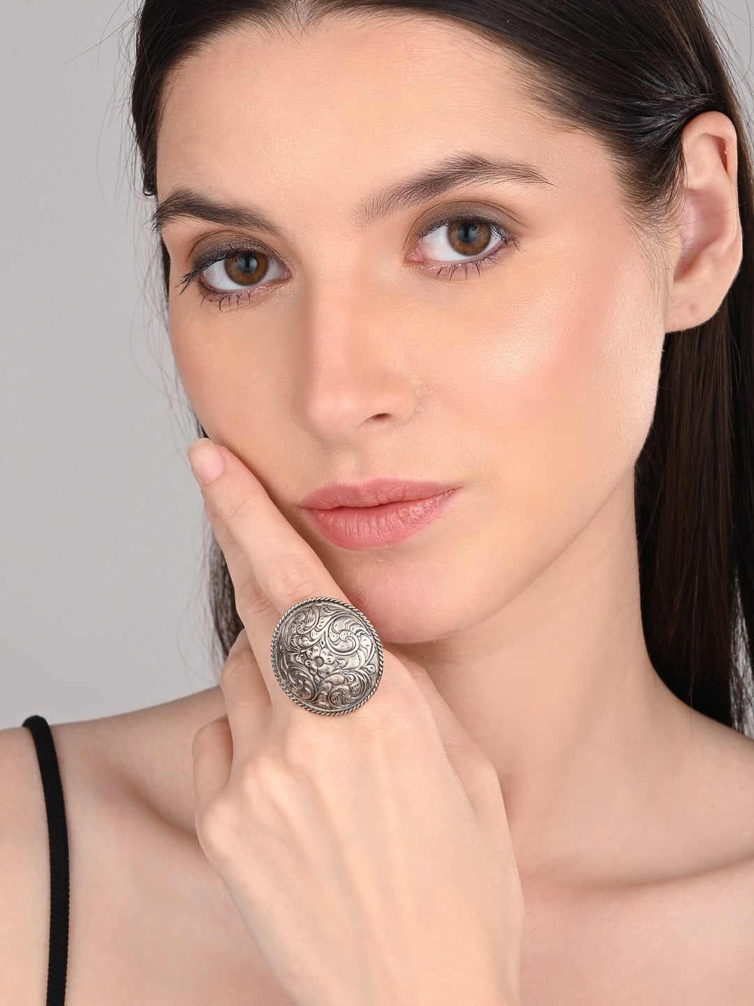 Self engraved circular finger ring