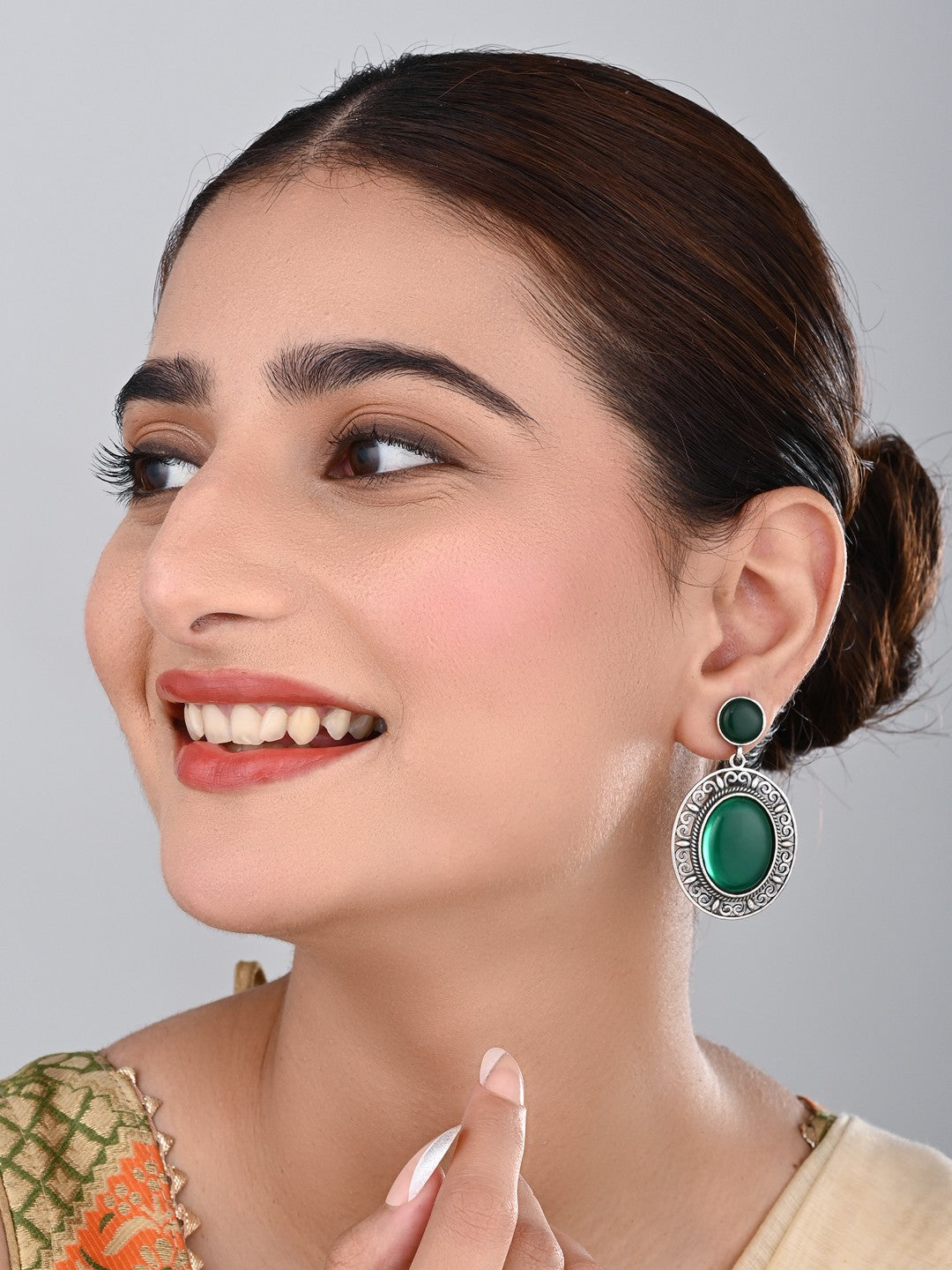 Oval Drop Earring in Silver frame with filigree Green