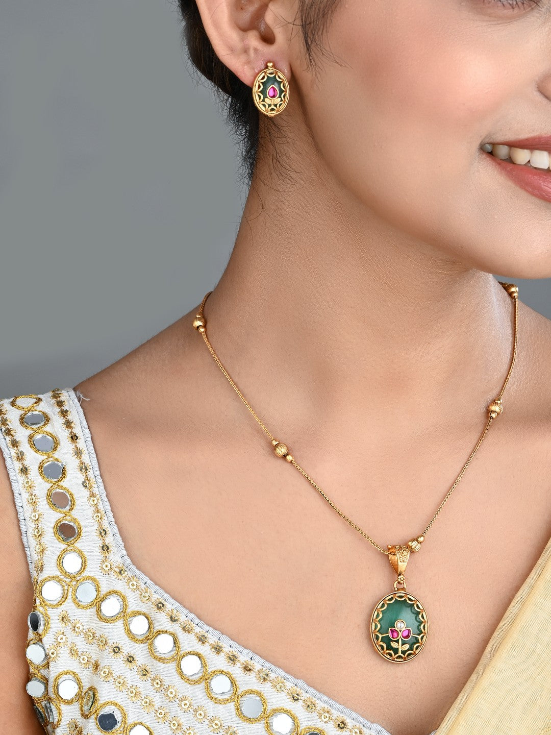 Floral Kundan Pendant Necklace & Stud Earrings Set