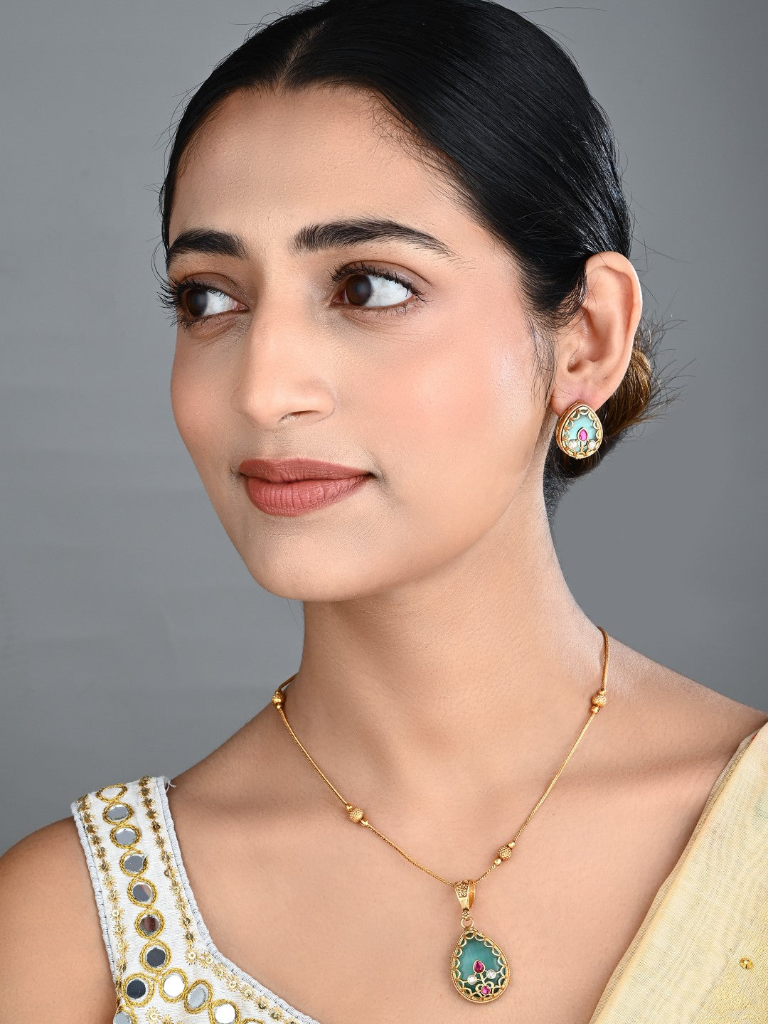 Tear drop Stone Kundan Pendant Necklace & Stud Earrings Set Green