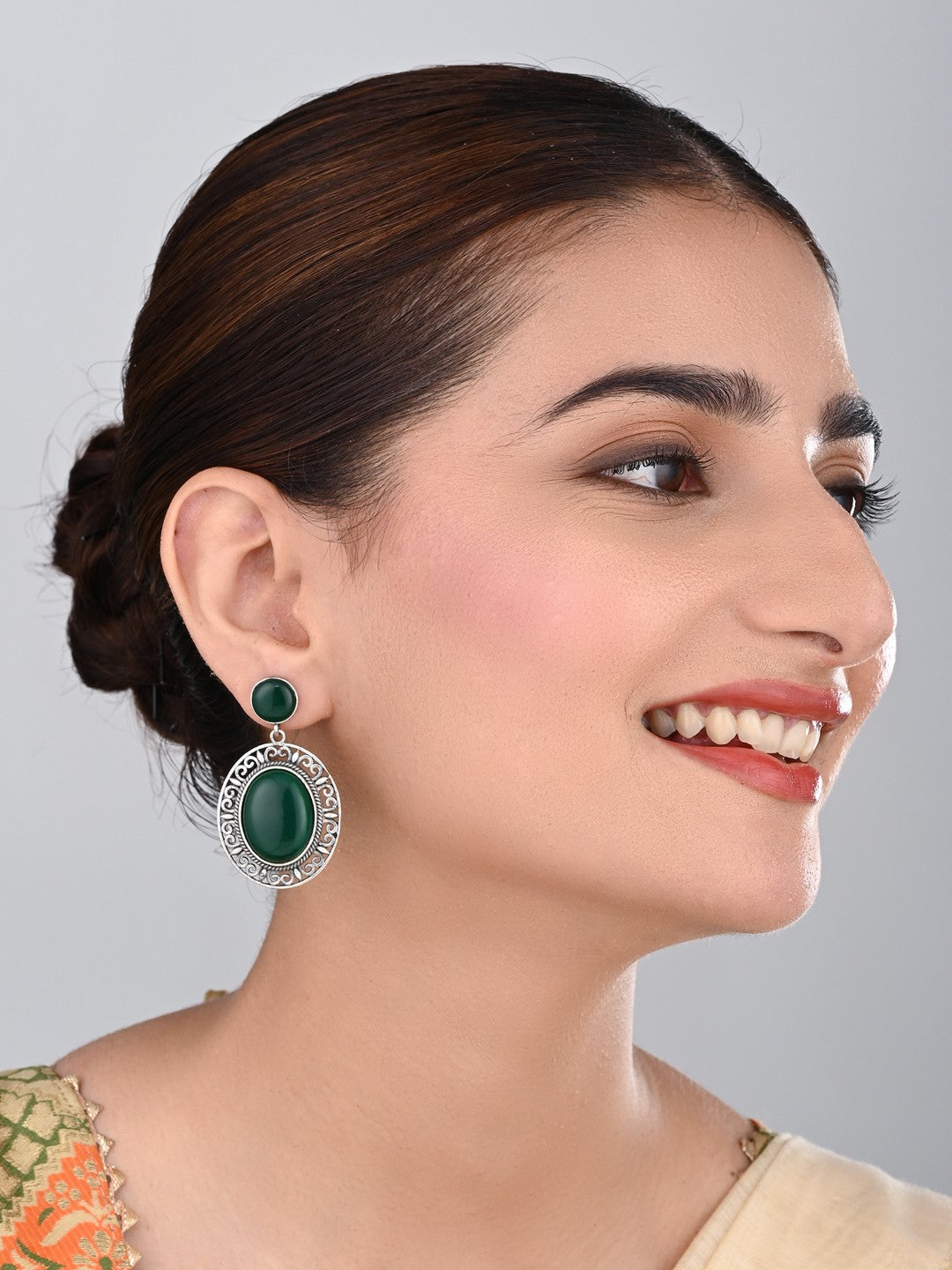 Oval Drop Earring in Silver frame with filigree Green