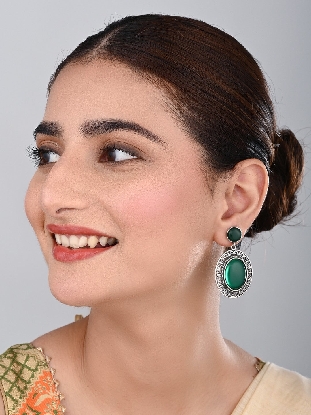 Oval Drop Earring in Silver frame with filigree Green