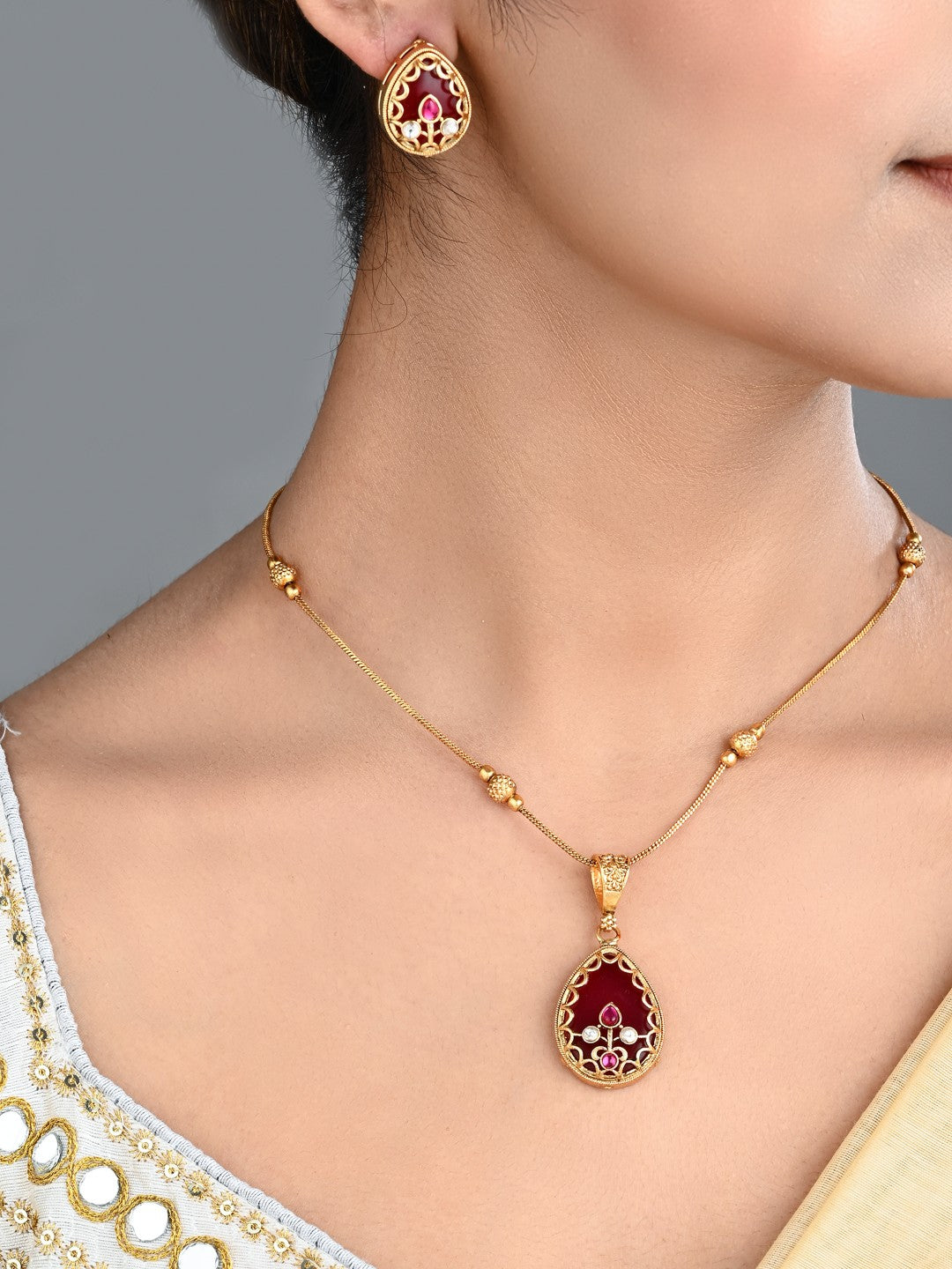 Tear drop Stone Kundan Pendant Necklace & Stud Earrings Set Red