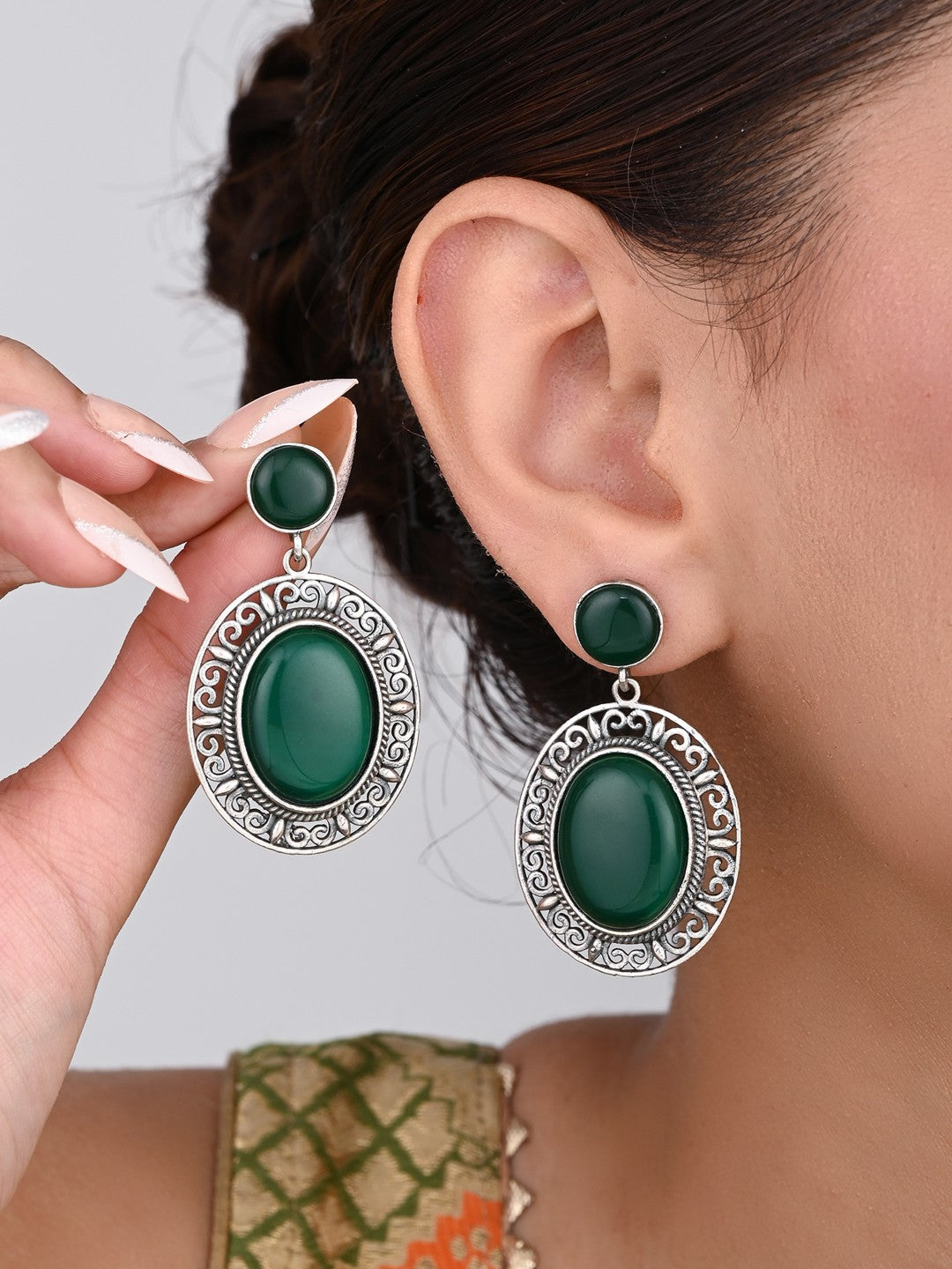 Oval Drop Earring in Silver frame with filigree Green