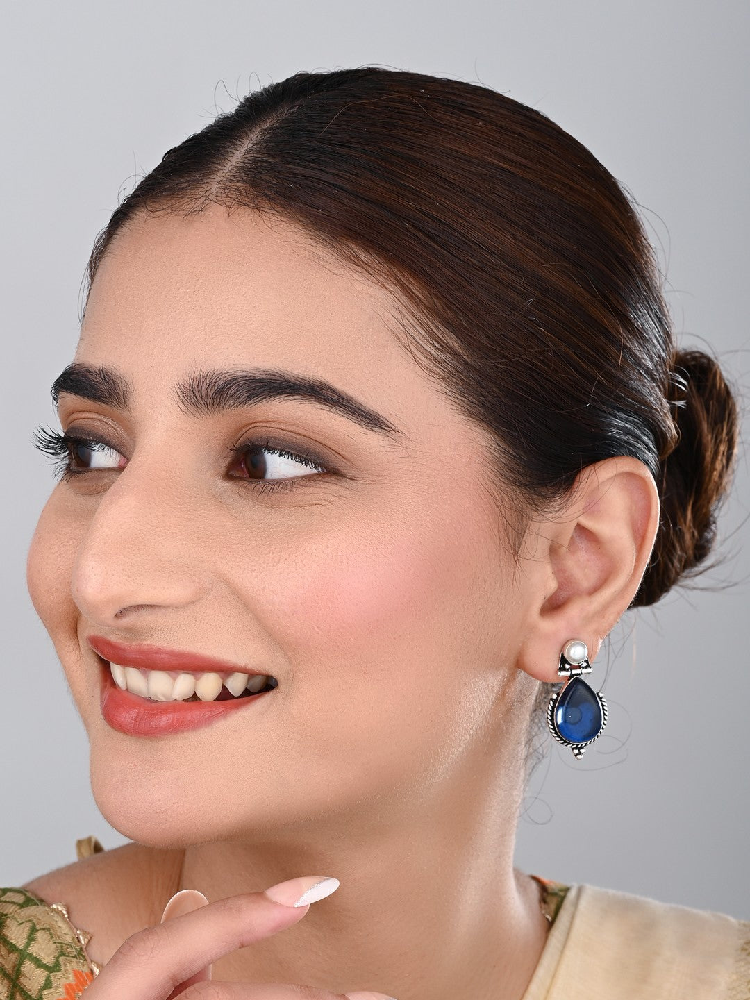 Pearl & Stone tear drop earring - Navy